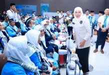 Gubernur Khofifah Melepas Keberangkatan Jemaah Haji Kloter Pertama