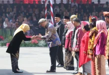Gubernur Khofifah Pimpin Upacara Hardiknas 2026