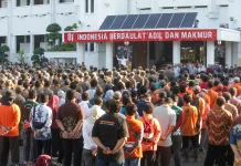 Wali Kota Eri Minta Jajaran Pemkot Surabaya Percepat Tuntaskan Aduan Warga