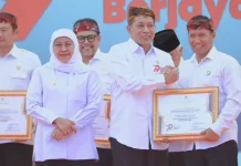 Menteri Koperasi Memberikan Penghargaan kepada Sejumlah Kepala Daerah di Jatim