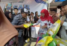 Ratusan Warga Wonokromo Antusias Manfaatkan Pasar Murah di Halaman SMA Khodijah