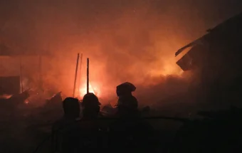 Dua Rumah Berkonstruksi Papan di Kebayakan Hangus Terbakar