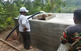 Anak-anak di Kuteni Reje Linge Bermain Air