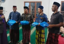 Penyerahan Paket Lebaran Team TIR di Desa Gegarang