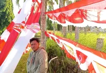 Mas Ade Jual Bendera Omzet Capai Puluhan Juta Rupiah, jelang Hari Kemerdekaan