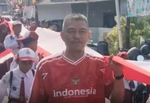 Semarak HUT RI, Warga Karang Anyar Kirab Bendera Merah Putih 81 Meter