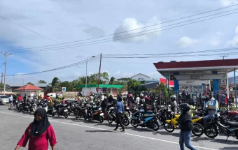 Antrian Panjang Terjadi di SPBU UN Kota Tual usai Harga Pertamax Naik Rp16.500