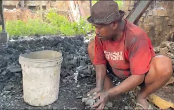 Menjelang Iduladha, Penjualan Arang di Tuban Meningkat Drastis