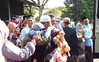 Tangis Haru Keluarga Iringi Kepulangan Jemaah Haji Tuban