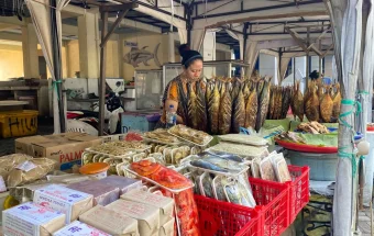 Cuaca Ekstrem, Penjual Ikan Asap Tuban Laris saat Momen Libur Sekolah