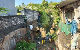 Waspada Musim Penghujan, Masyarakat Kecamatan Palang Bersihkan Aliran Sungai