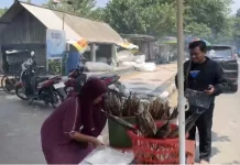 Libur Lebaran, Penjual Ikan Asap di Tuban Ramai Pembeli