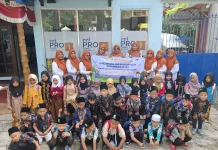 Peringati Hari Kartini, Puluhan Siswa Berkebaya Lakukan Kunjungan di RRI Tuban