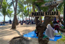 Momen Libur Sekolah, Pantai Kelapa Tuban Diserbu Ribuan Pengunjung