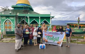 Pemuda MAMMESA Jayawijaya Berbagi Takjil di Masjid Perkampungan Islam