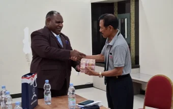 Bupati Atenius Murip Serahkan Bantuan Rp200 Juta, Dukung Kontingen Pesparawi ke Ma