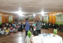 Pegiat Literasi Salurkan Buku Bacaan untuk Pemuda Gereja Baptis Onggeme