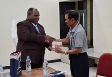 Bupati Atenius Murip Serahkan Bantuan Rp200 Juta, Dukung Kontingen Pesparawi