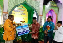 Bupati Jayawijaya Serahkan Hibah Rp300 Juta untuk LPTQ pada Pembukaan MTQ ke-31