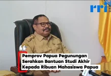 Gubernur John Tabo Serahkan Dana Studi Akhir ke Ribuan Mahasiswa OAP