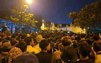 Tradisi Mubeng Benteng Keraton Yogyakarta Malam 1 Suro BE 1960