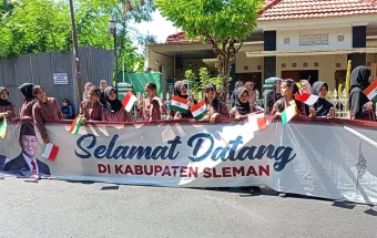 Kompak Kenakan Pakaian Adat, Ribuan Siswa di Sleman Sambut Kedatangan Presiden
