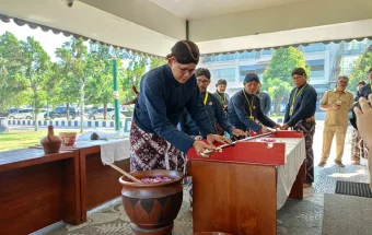 Berharap “Beras Wutah”, Abdi Dalem Sleman Gelar Siraman Tombak Kyai Turun Sih