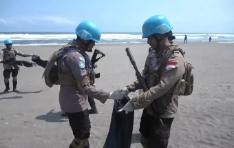 Menjelang Misi PBB, Kontingen Garuda Bhayangkara Bersihkan Pantai Parangtritis