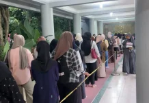 Berburu Takjil di Maskam UGM,  Jemaah Antre dengan Rapi Menjelang Berbuka