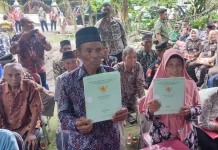 Perjuangan Satu Tahun Tak Sia-Sia, Sertifikat Tanah Mbah Tupon Kini Telah Kembali