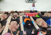 Buruh Gendong Lakukan Yoga Bersama