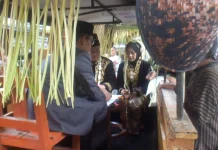 Unik, Tujuh Pasangan Pengantin Menikah di Atas Gerobak Traktor