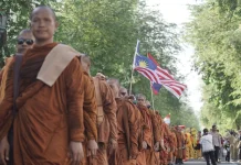 Bhikkhu 4 Negara Lakukan Perjalanan Spiritual Lintas Pulau