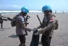 Menjelang Misi PBB, Kontingen Garuda Bhayangkara Bersihkan Pantai Parangtritis