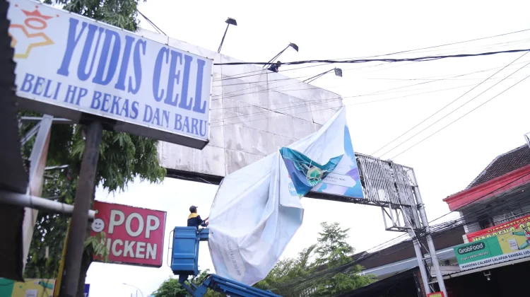 Satgas Tertibkan Reklame dan Spanduk Tak Berizin di Jember