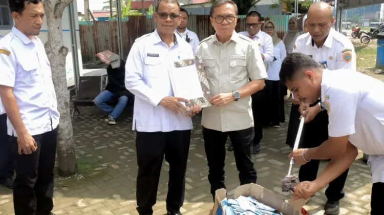 Bupati Halteng Saksikan Pemusnahan KTP-el dan KIA