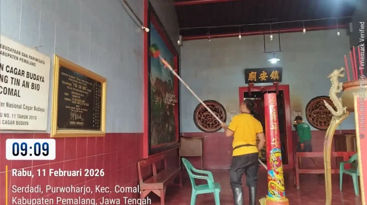 Polres Comal Bantu Klenteng Tin An Bio Bersolek Sambut Imlek