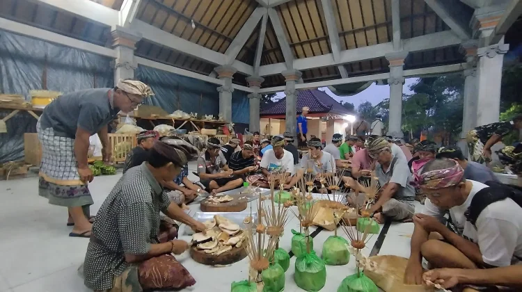 Rekonstruksi Sistem Ngayah dalam Upacara Agama Era Modern