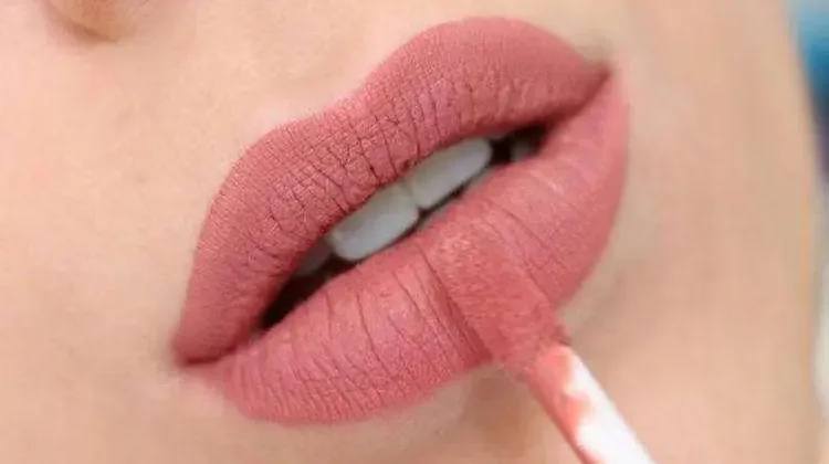 Langkah Memilih Warna Lipstik agar Terlihat Lebih Awet Muda