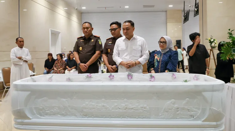 Eri Menangis di Samping Jenazah Alm. Adi Sutarwijono