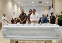 Eri Menangis di Samping Jenazah Alm. Adi Sutarwijono