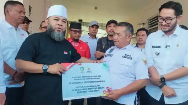Gubernur Bengkulu Salurkan Bantuan Longsor Bandung Barat-