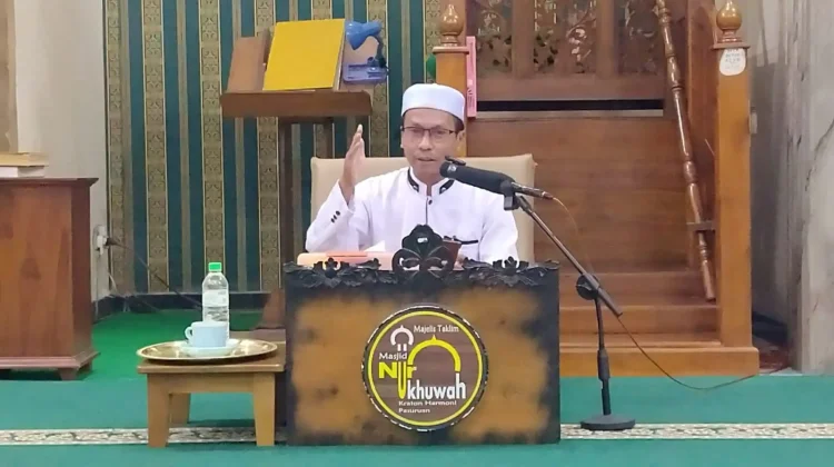 Bagaimana Menyikapi Pujian dan Hinaan