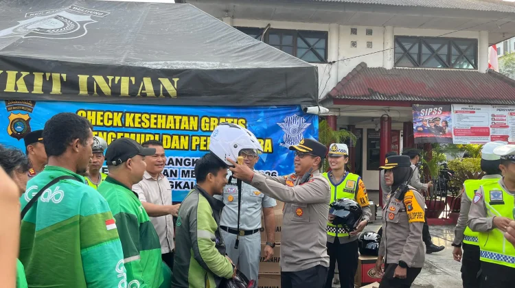 Operasi Menumbing, Polresta Pangkalpinang Bagikan Sarapan dan Helm