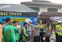 Operasi Menumbing, Polresta Pangkalpinang Bagikan Sarapan dan Helm