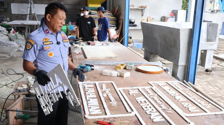 Buleleng Sulap Sampah Plastik Jadi Papan Nama Jalan