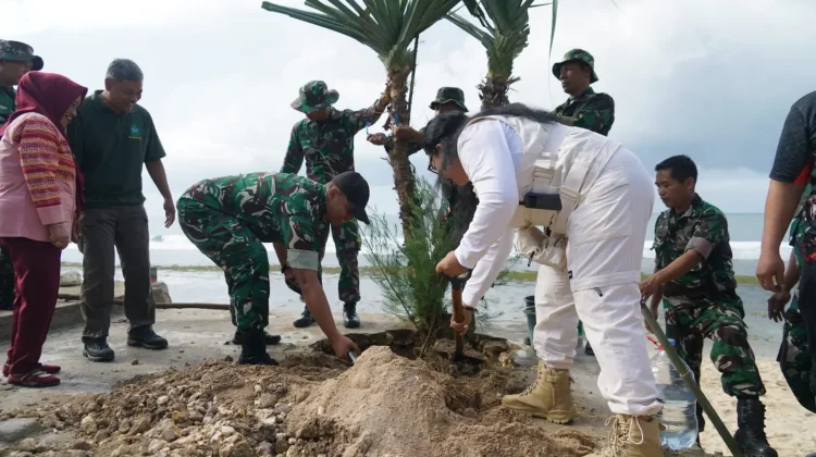 Dukung Pelestarian Alam, Pantai Sepanjang Ditanami Pohon