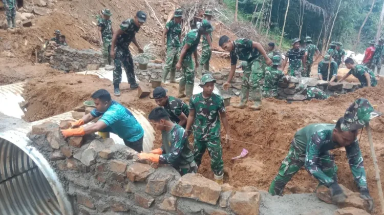 Tuntaskan Pembangunan Jembatan Armco Titik Kedua di Desa Mela Dolok