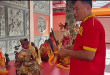 Menjelang Imlek, Kelenteng Leng Chun Keng Bersih-Bersih