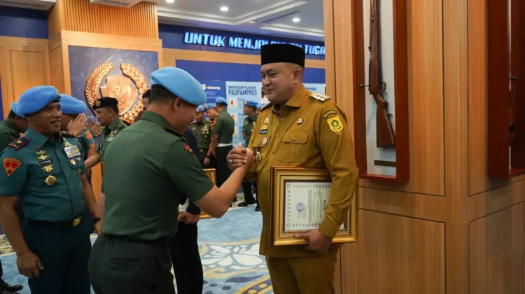 Bupati Rudy Susmanto Terima Brevet Kehormatan Paspampres